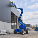 Knikarmhoogwerker 16,3 meter op ruw bouwterrein