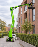 Knikarmhoogwerker 17 meter bij gevelwerk