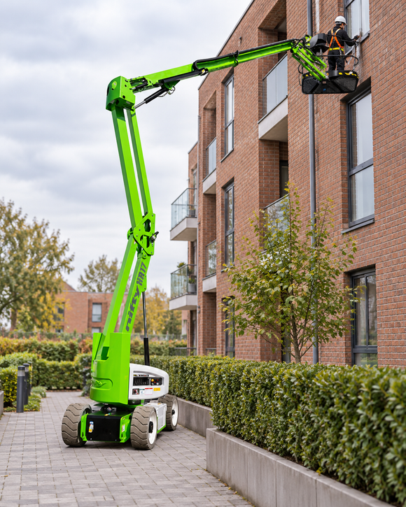Knikarmhoogwerker 17 meter bij gevelwerk