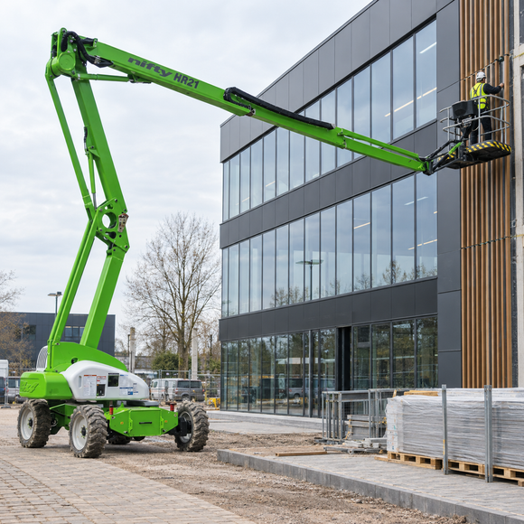 Knikarmhoogwerker 20,8 meter bij gevelwerk