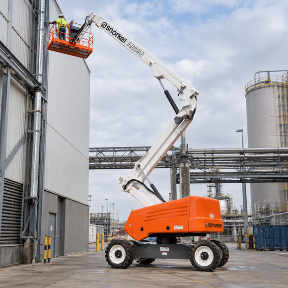 Knikarmhoogwerker 27,7 meter bij industrieel onderhoud