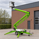 AI-gegenereerde sfeerimpressie van de Niftylift 170 aanhangerhoogwerker bij een bedrijfspand