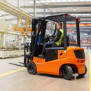 Elektrische heftruck in een bedrijfshal